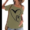 thumbnail image 2 of Camiseta de Mujer con Cuello Asimétrico, Corte y Estampado Gráfico, Corta. Verde XL, 2 of 9