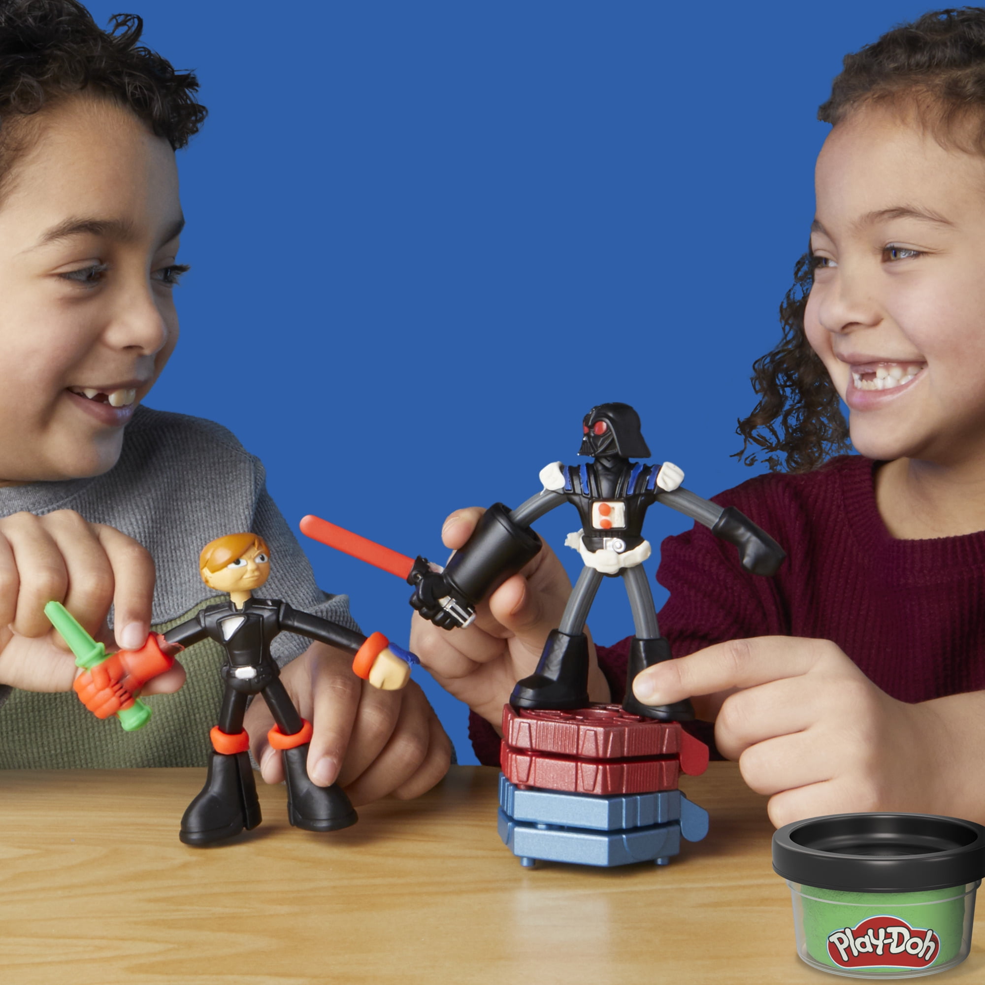 Play-Doh Star Wars Moulage sabre laser, coffret de pâte à modeler avec 2 figurines de 10 cm