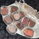 thumbnail image 2 of Paleta de sombras de ojos gris Macaron Sombra de ojos mate brillante Base de maquillaje Pigmento marrón tierra Rubor Contorno en polvo Paleta de un solo color, 2 of 5