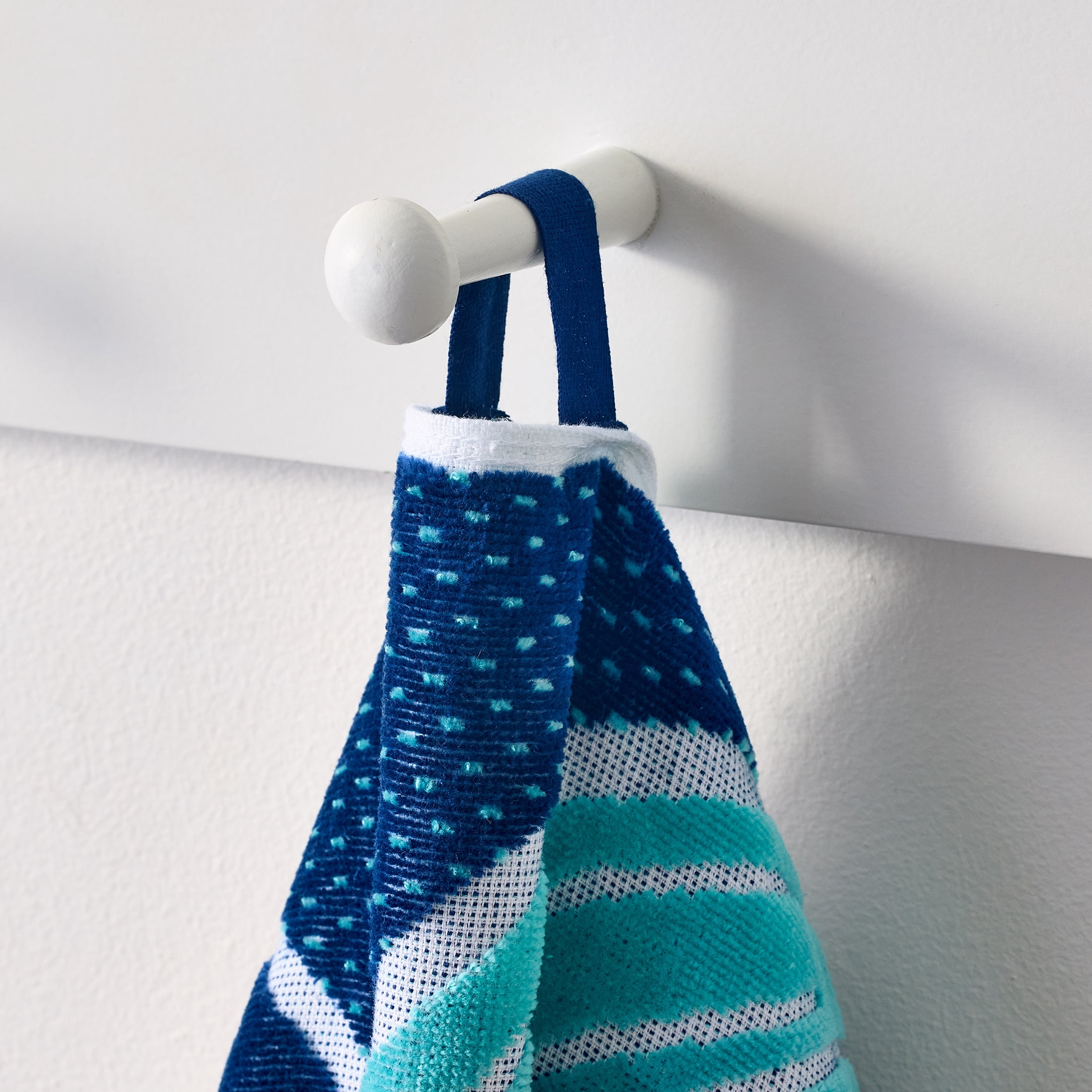 Better Homes & Gardens Cotton Blend Blend Beach Towel, 72 x 38 in, Whale