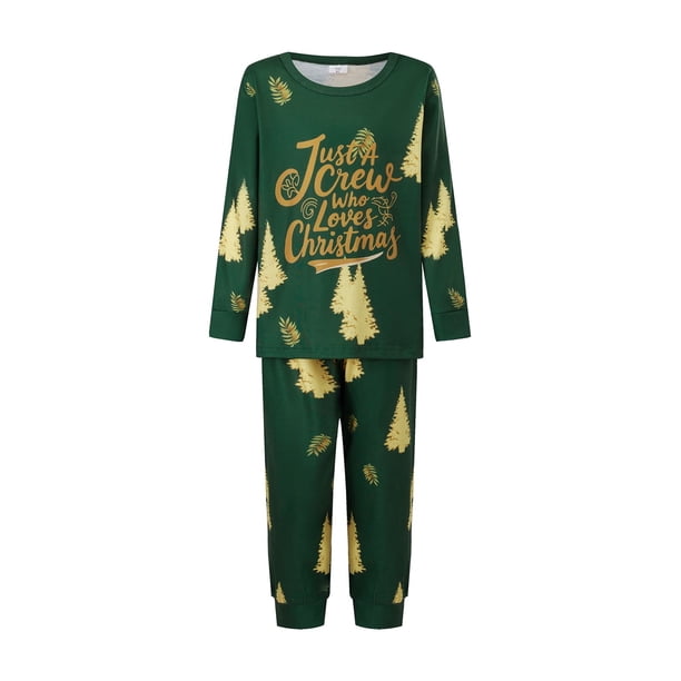 Conjunto de pijamas navideños familiares a juego con estampado de árbol y letras. Pijamas de vacaciones para papá, mamá y niños.