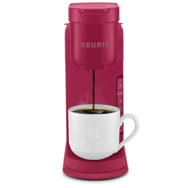 keurig k-express cafetera de cápsulas k-cup de una sola porción, 3 tamaños de preparación, función de botón fuerte, depósito extraíble de 42 oz, island berry vista frontal centrada de la cafetera color island berry sirviendo café en una taza blanca. Silueta vertical compacta con logo Keurig en el frente, indicador de nivel marcado para 8, 10 y 12 oz, bandeja de goteo extraíble compatible con tazas de viaje hasta 7.4 in. y depósito lateral extraíble de 42 oz. También suele usarse para preparar té o chocolate caliente con cápsulas K-Cup®.