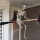 thumbnail image 5 of Esqueleto gigante de decoración de Halloween Injueey tamaño natural con luces y articulaciones móviles, 5 of 6