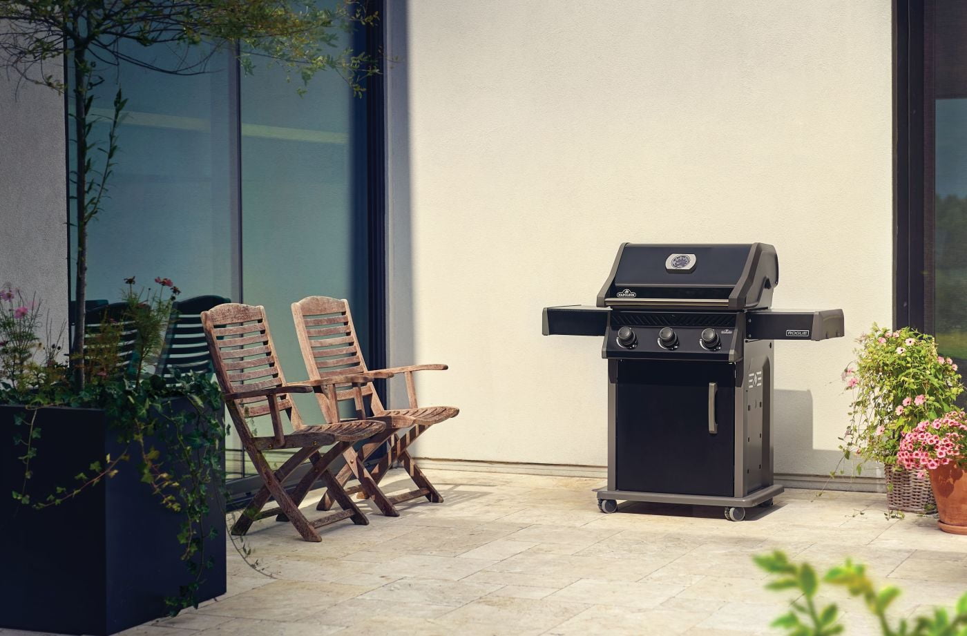 Napoleon Rogue 425 3-Burner Propane Gas Grill in Black with Cast Iron Cooking Grids