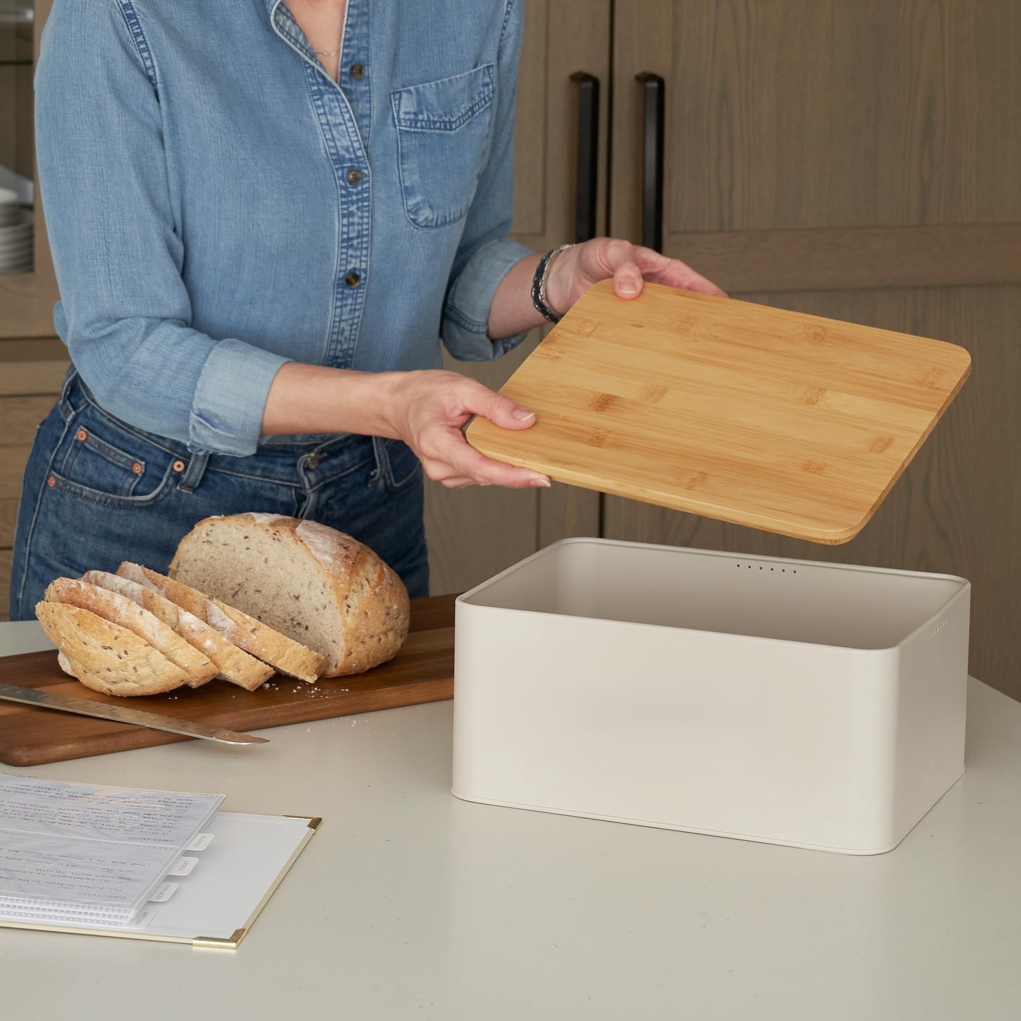 Exquisite handcrafted wooden-lid bread box – the spacious container is perfect for storing homemade bread, English muffins and bagels – the premium cutting board lid keeps the bread fresh.