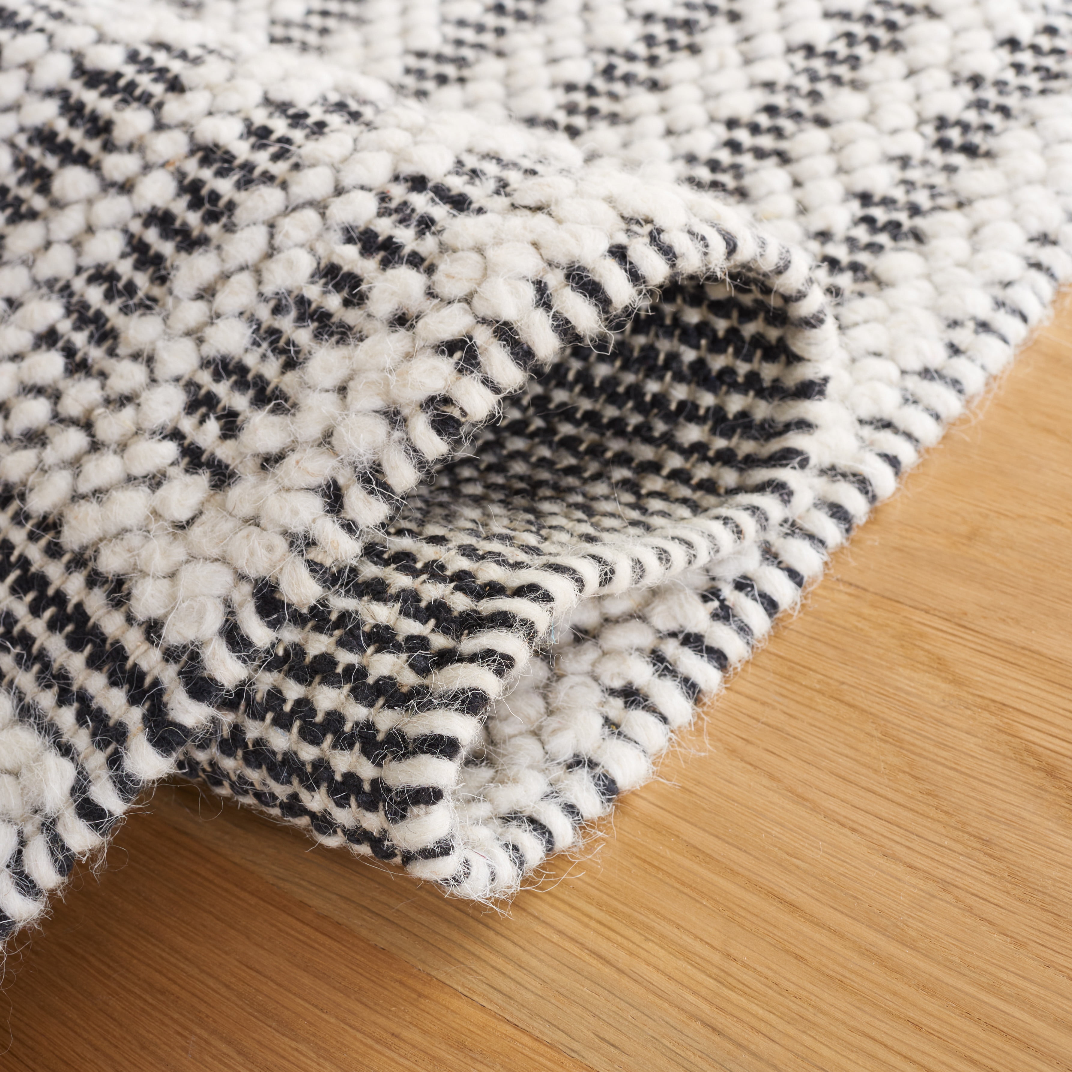 SAFAVIEH Natura Wayra Striped Area Rug, Ivory/Black, 6' x 6' Square
