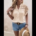 thumbnail image 4 of Blusa con Bordado de Ojales para Mujer, Cuello en V, Botones, Corta con Volantes y Detalle de Corte. Albaricoque L, 4 of 10