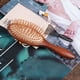 thumbnail image 5 of Cepillo Para El Cabello Con De Madera, Fácil Limpieza, Uso En Seco Y Húmedo, Peine Con Cojín De Aire, De Madera Para Masaje Del Cuero Cabelludo, 5 of 7