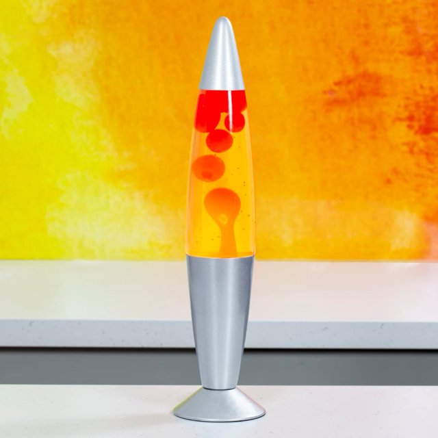 LÁMPARA DE LAVA CLÁSICA Aleko - Esta fantástica lámpara de lava tradicional le dará un aire nostálgico y retro a tu hogar, habitación infantil u oficina. LÍQUIDO ROJO Y AMARILLO - Esta lámpara de lava contiene cera roja en un amarillo líquido, dándole el clásico se ve y se siente, así como un acabado volcánico ardiente. TAMAÑO PERFECTO: esta lámpara de lava mide 16 pulgadas de alto, lo que la distingue y proporciona un punto focal claro y un brillo fascinante en cualquier habitación en la que se coloque. ILUMINACIÓN DECORATIVA: Esta lámpara de lava viene con una bombilla de rosca SES de 25 W que proporciona un brillo cálido dentro del tubo. La base de la lámpara de lava está hecha de aluminio y la mantiene anclada en su posición.GLOBAL GIZMOS: Global Gizmos ofrece una amplia gama de juguetes, artilugios y juegos clásicos únicos y entretenidos, todos los cuales se pueden encontrar en Global Gizmos tienda en Amazon. Active Biensenido a ACTIVE