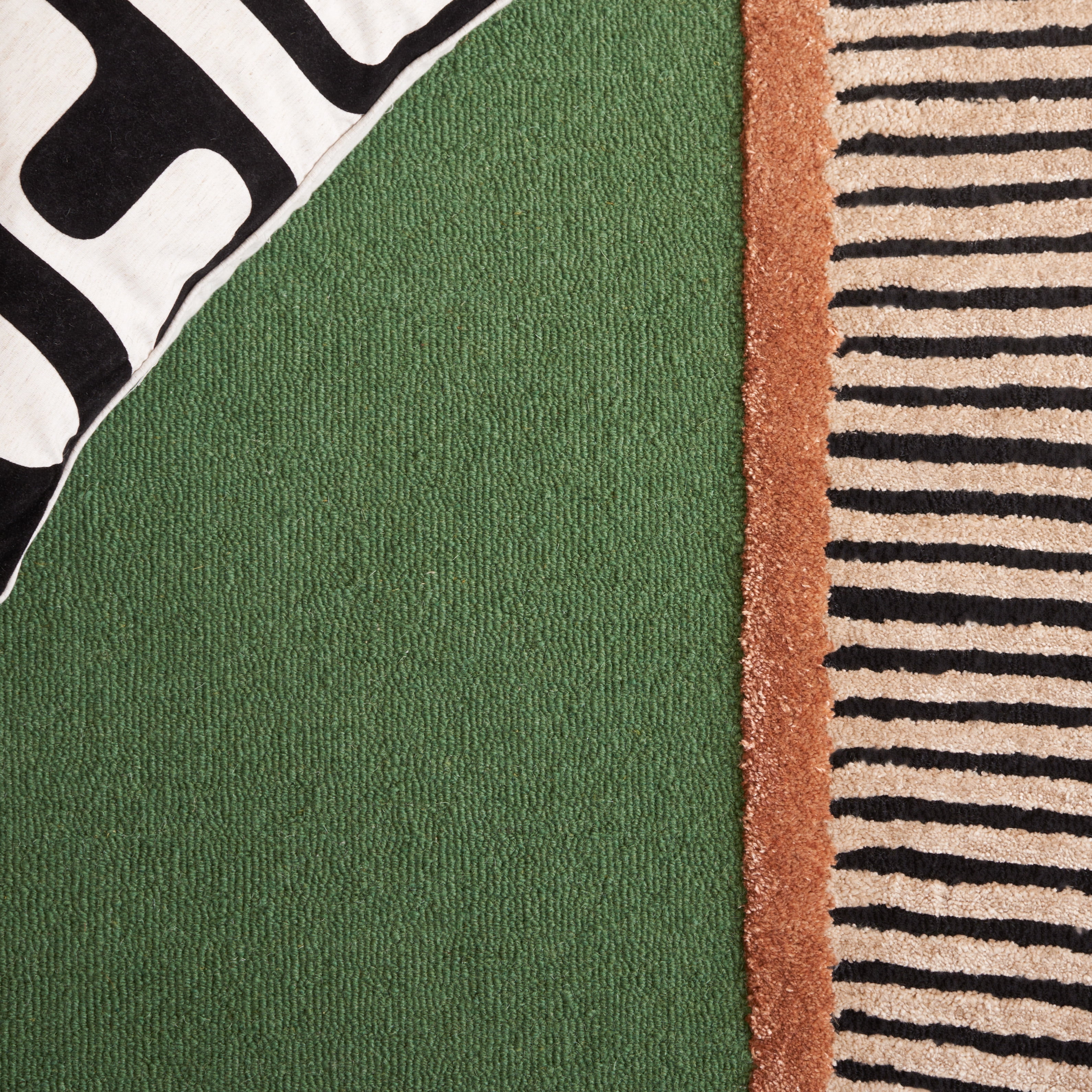 SAFAVIEH Fifth Avenue Clotilda Bordered Area Rug, Green/Black, 5' x 8' Oval
