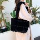 thumbnail image 3 of Bolso Fuzzy Con Asa Superior Lindo Suave Y Nube Clip Felpa Cruzado Un Hombro para Mujer (), 3 of 9