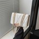 thumbnail image 2 of Bolso cuadrado pequeño con cadena bordada, nuevo estilo 2025, moderno y sencillo bolso de mensajero, bolso de hombro de tendencia retro de color sólido., 2 of 5