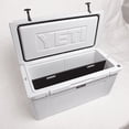 thumbnail image 3 of Divisor de refrigeración YETI Tundra 210 de lado largo, 3 of 5