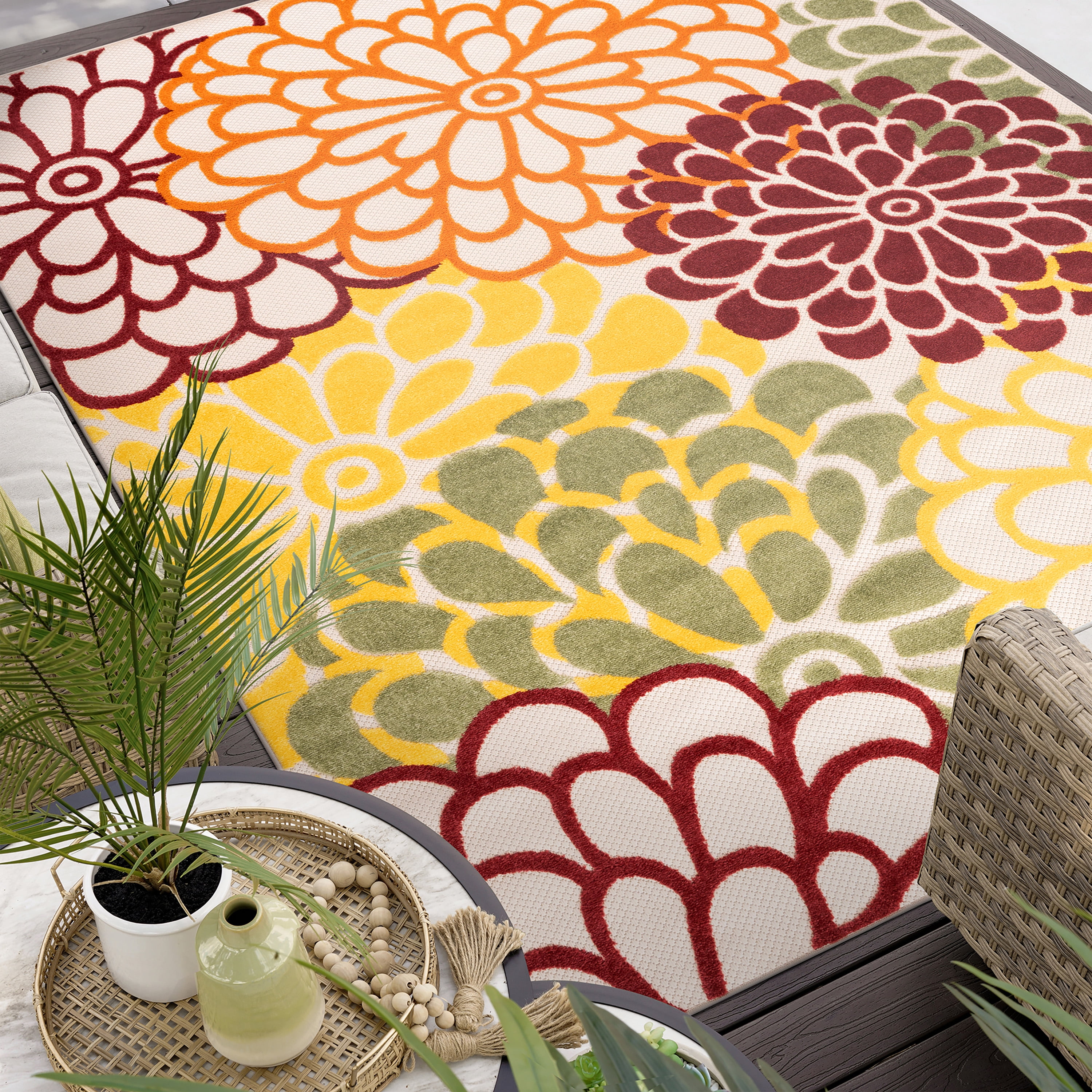 Oasis Modern Floral Red and Green Polypropylene Indoor Outdoor Area Rug, 7'x9' Rectangle