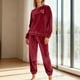 thumbnail image 1 of Conjunto de pijama de terciopelo grueso y cálido para mujer, con cuello redondo, estampado y pantalones de poliéster para invierno., 1 of 5