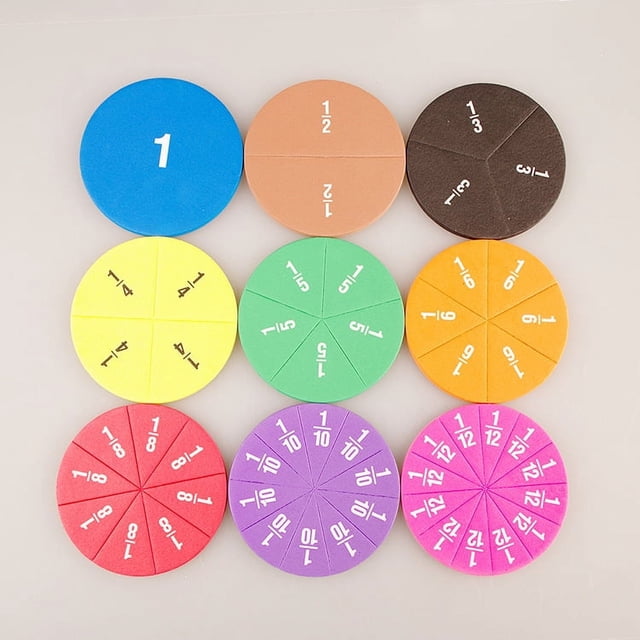 disco de fracción magnética material didáctico de matemáticas para escuela primaria denominador de crédito bloque de fracciones suma y resta demostrador de problemas educación círculos de fracciones vista frontal de 9 círculos plásticos codificados por color y un entero; cada círculo segmentado y marcado con fracciones legibles 1/2, 1/3, 1/4, 1/5, 1/6, 1/8, 1/10 y 1/12. Ideal para practicar suma y resta de fracciones en aulas de primaria.