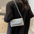 thumbnail image 5 of Bolsos de hombro ligeros de lujo con cadena de metal y cierre de perlas, con hilo de coser, clásicos de moda 2024, de poliuretano sólido y versátiles, para mujer, 5 of 5
