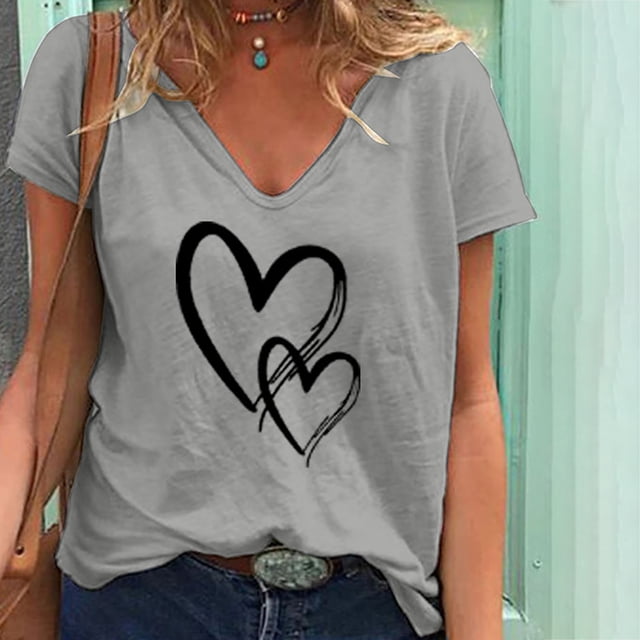 Hauts d'Été Grande Taille pour Femmes Décontractés T-Shirt Décontracté pour Femmes Mode Ample à Col en V Gris avec Manches Courtes et un Motif Imprimé Présentant Deux Cœurs Noirs. Fait de polyester Léger, Ce T-Shirt pour Femmes Est Idéal pour un Usage Quotidien Décontracté et s'Agence Bien avec des jeans Ou des shorts. Parfait pour la Mode Grande Taille.