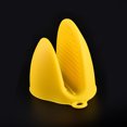 thumbnail image 4 of Guantes de silicona para hornear, par en amarillo, resistentes a altas temperaturas (-40 ℃ ~ 240 ℃), diseño antideslizante, ligero (86g), tamaño compacto (15*10*5cm), ideal para cocina segura., 4 of 6