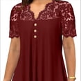 thumbnail image 2 of Blusas Tipo Túnica de Talla Grande para Mujer, de Corta, con Cuello en V, Plisadas y Botones de Encaje. Rojo Vino XL, 2 of 6