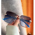 thumbnail image 3 of Gafas de sol Shiratori sin montura con lente degradado para mujer, 3 of 3