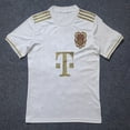 thumbnail image 1 of Camiseta Clásica De Verano Del Bayern De Múnich, Manga Corta, Color Blanco, 125 Aniversario, Temporada 25-26XL, 1 of 2
