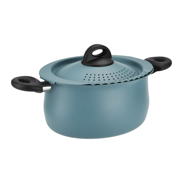 pasta bialetti taste of italy, antiadherente, 5.5 l, con colador — Olla ovalada alargada color verde azulado, vista 3/4; asas negras resistentes al calor, interior antiadherente y tapa con colador perforado giratoria con pomo de bloqueo para escurrir. También apta para cocer verduras y guisos.