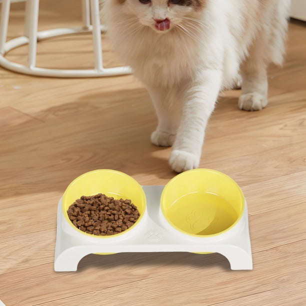 Comedero y bebedero doble inclinado para mascotas: diseño ergonómico que protege la columna cervical, base antideslizante que evita que se vuelque, plástico seguro para gatos y perros.