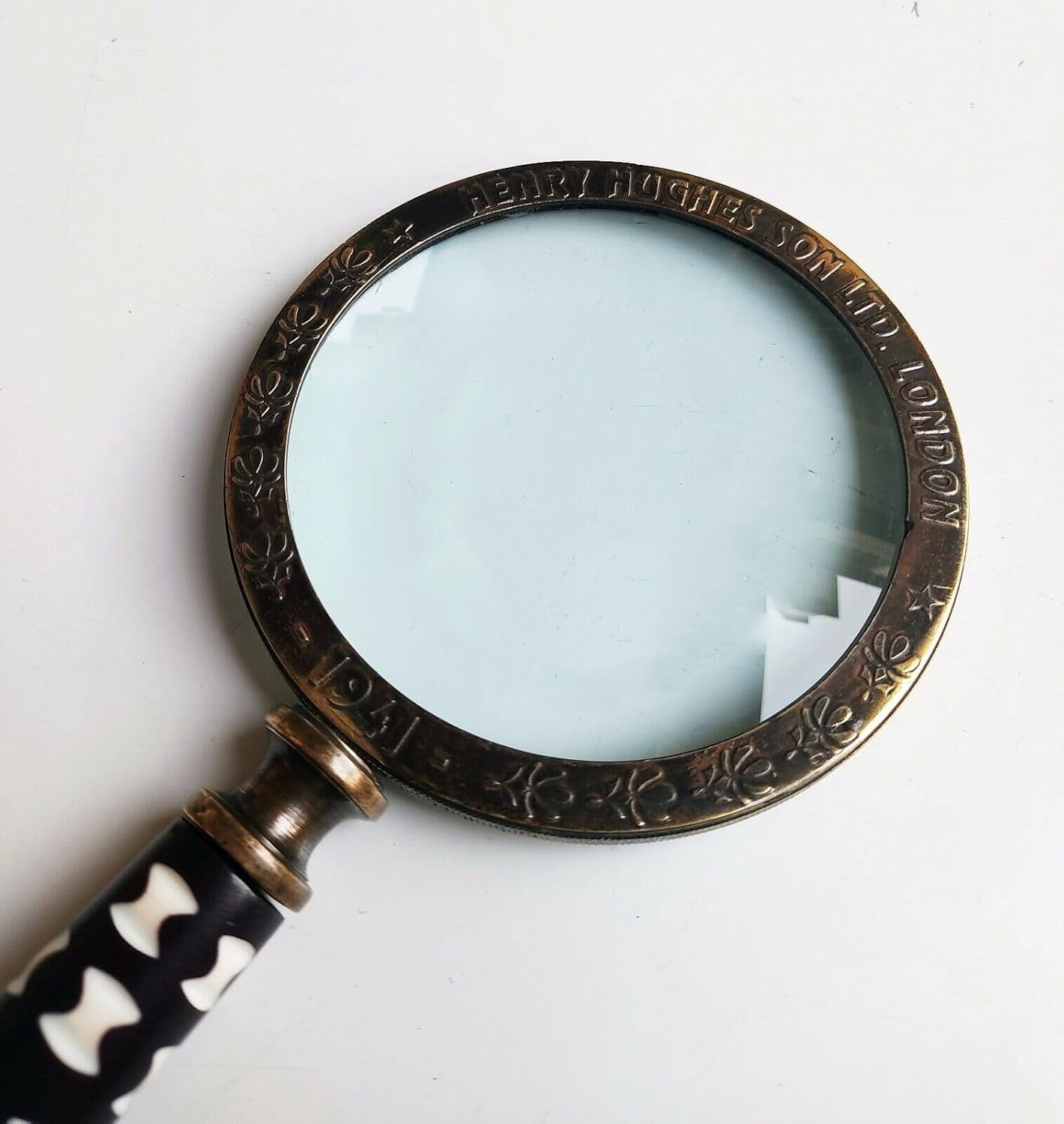 Maritime treasures Antique Vintage Brass Desk Magnifying Glass, White & Black