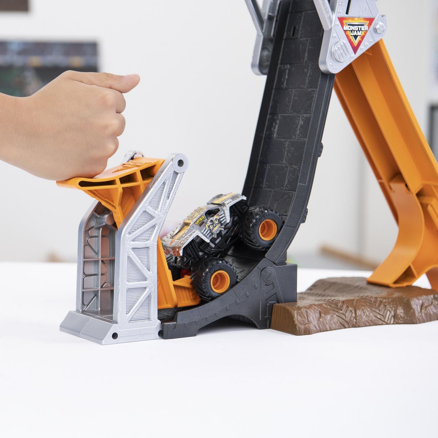 Monster Jam, Coffret Max-D Break Free Playset officiel avec monster truck Max-D exclusif en métal moulé à l'échelle 1:64