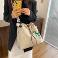 thumbnail image 4 of Nuevos bolsos cruzados de nailon de gran capacidad con cordón y bordados, tendencia de venta caliente 2024, bolsos de mano versátiles, bolsos de hombro para viajes diarios, 4 of 5