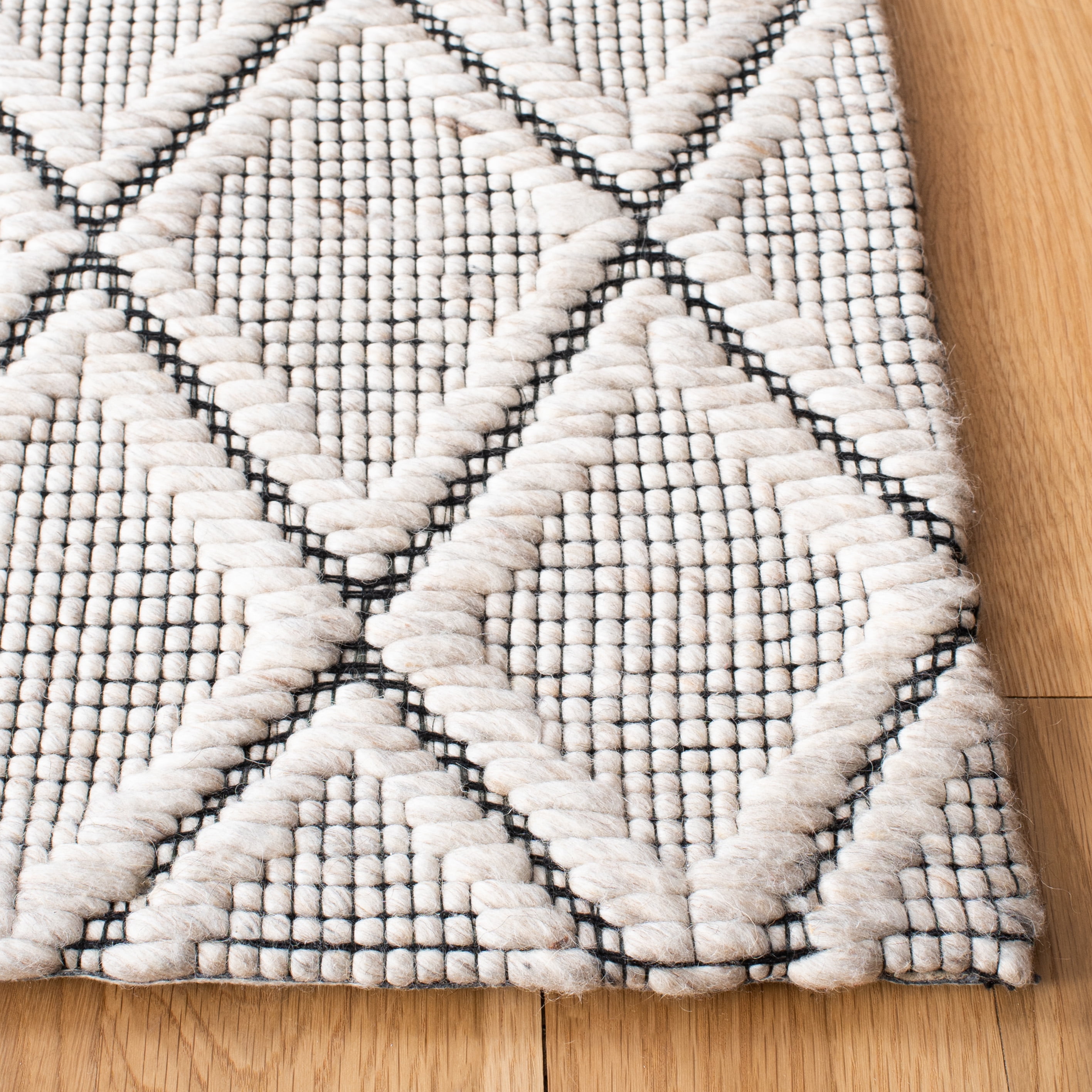 SAFAVIEH Marbella Aniyah Diamond Area Rug, Silver/Black, 6' x 6' Square