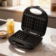 thumbnail image 3 of Gofrera compacta de alta potencia de 750 W con placa antiadherente de 23 x 24 cm, ideal para preparar desayunos rápidos. Su diseño portátil ahorra espacio en la cocina,,NEGRO, 3 of 14