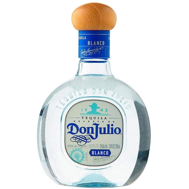 pack de 6 tequila don julio blanco de 700ml botella frontal de cristal con tapa redonda de madera y etiqueta blanca y azul con logotipo Don Julio y texto "Blanco"; foto centrada sobre fondo claro, notas frutales y especias según ficha, venta sólo a mayores.