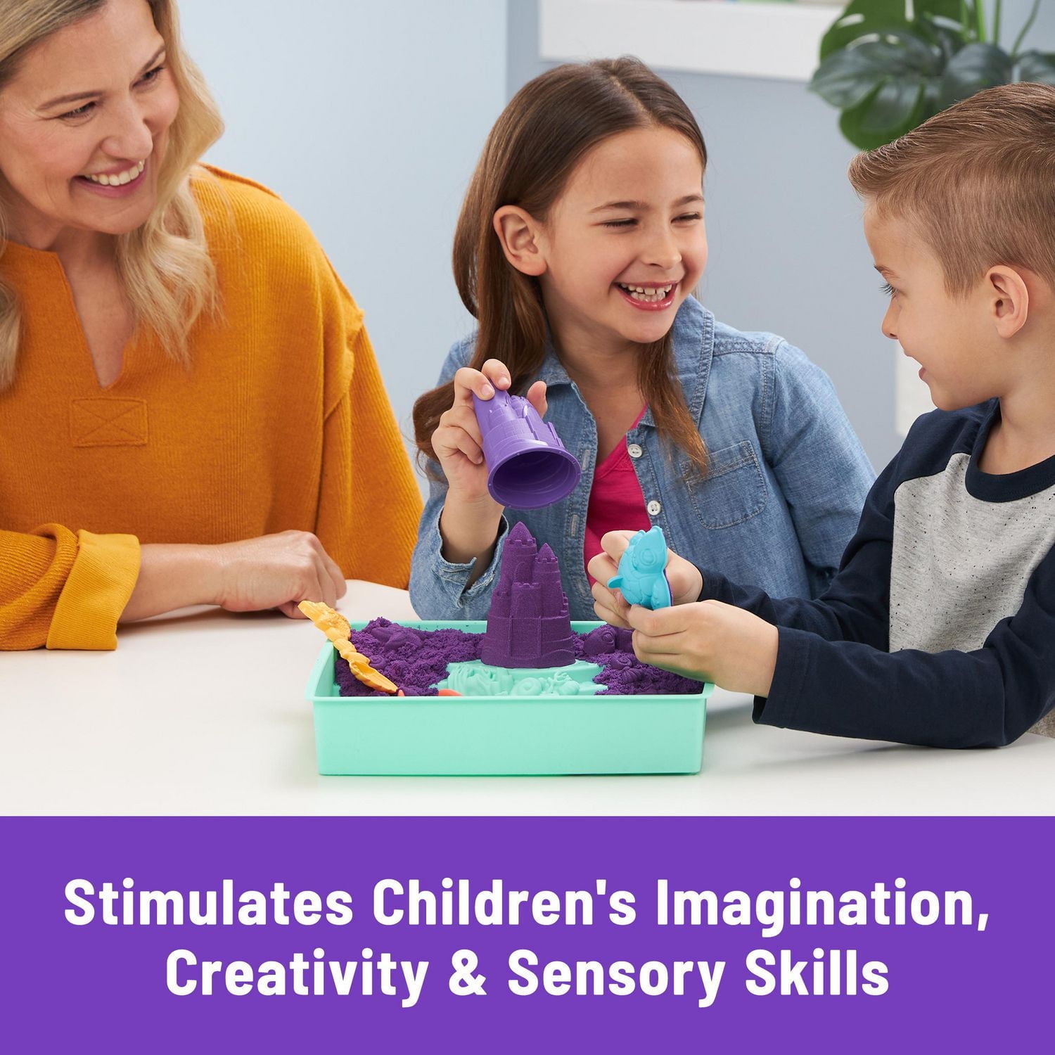 Kinetic Sand, Coffret Bac à sable, 454 g de sable violet, bac à sable, 4 moules et outils, jouets sensoriels pour les enfants à partir de 3 ans