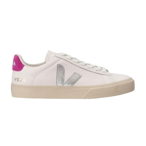 Tenis Veja de campo color blanco con logo plateado y en la parte trasera gamuza en color fucsia