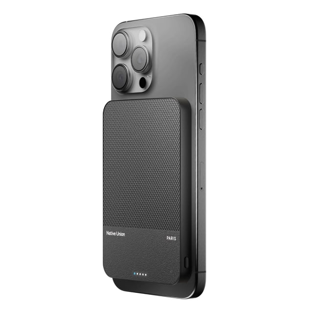batería native union magsafe 5000 mah -negro negro Powerbank magnético ultradelgado montado en la parte trasera de un iPhone, vista 3/4; acabado negro texturizado Yatay™, perfil de 0,86 cm, cuatro LEDs indicadores en el borde inferior y botón lateral visibles, imanes integrados para fijación MagSafe y puerto USB-C bidireccional, incluye cable USB-C a USB-C trenzado. A menudo se usa para recargar teléfonos MagSafe en movimiento.