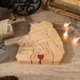thumbnail image 4 of Adorno de oso de madera personalizado: escultura de oso personalizada con 2 a 8 nombres de familia, regalo de decoración del hogar para mamá, abuela, papá (6 nombres), 4 of 7