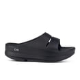 thumbnail image 2 of Sandalia Recovery OOFOS Omega OoAhh para mujer, color negro, talla 7, 2 of 7