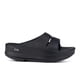 thumbnail image 2 of Sandalia Recovery OOFOS Omega OoAhh para mujer, color negro, talla 6, 2 of 7