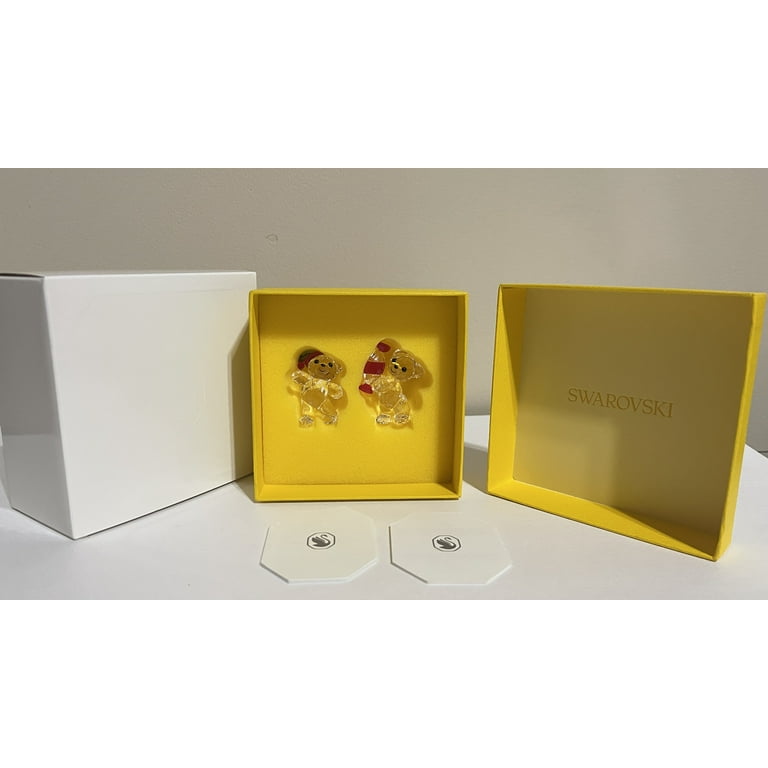 SWAROVSKI Crystal 2023 KRIS BEAR Holding Candy Holiday Annual