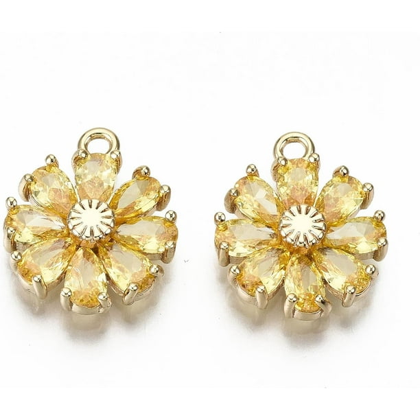 2 colgantes de flores de latón chapado en oro de 18 quilates con circonitas cúbicas engastadas en micro pavé. Medidas: 15 x 12,5 x 3,5 mm. Orificio: 1,4 mm.