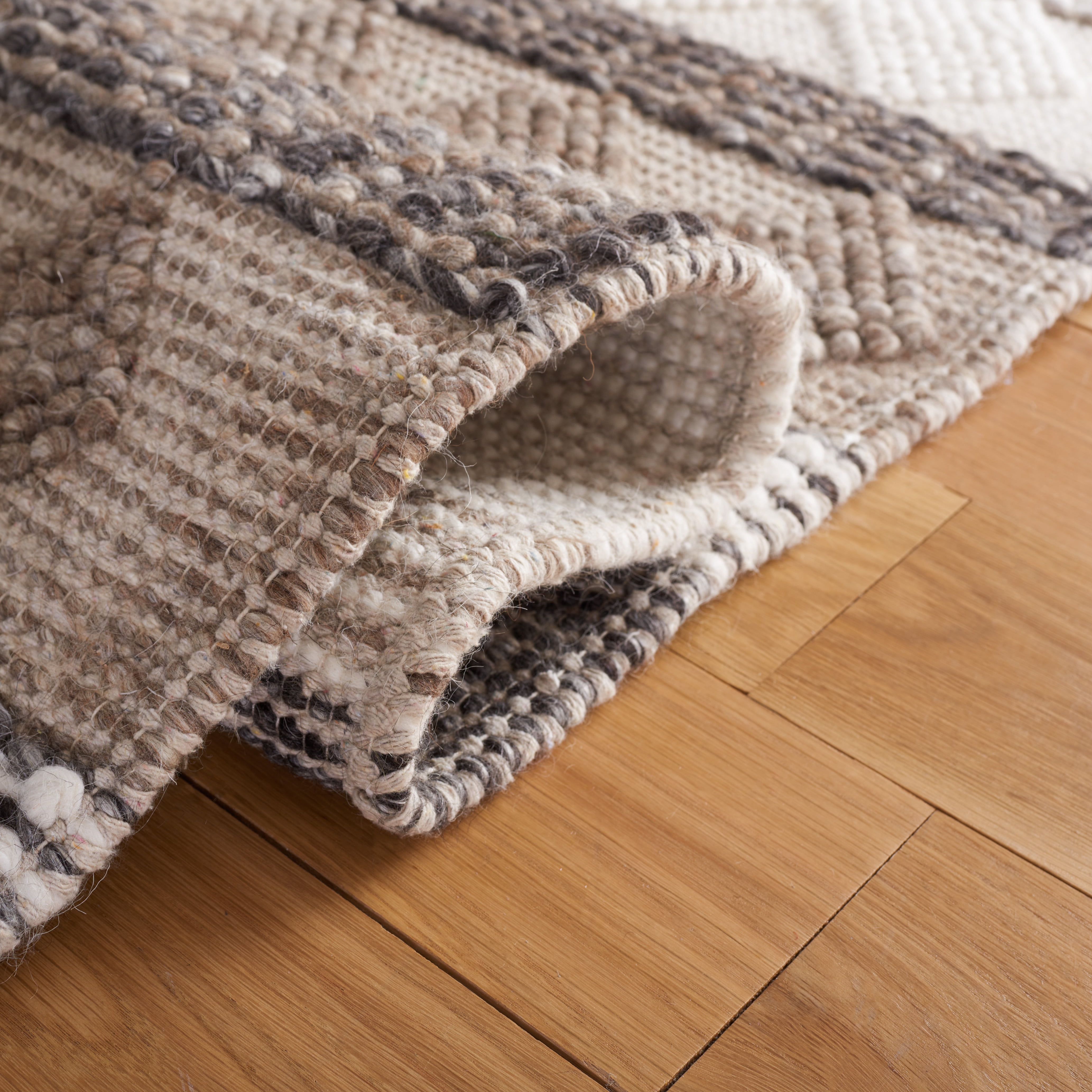 SAFAVIEH Natura Cailyn Southwestern Area Rug, Ivory/Black, 4' x 6'