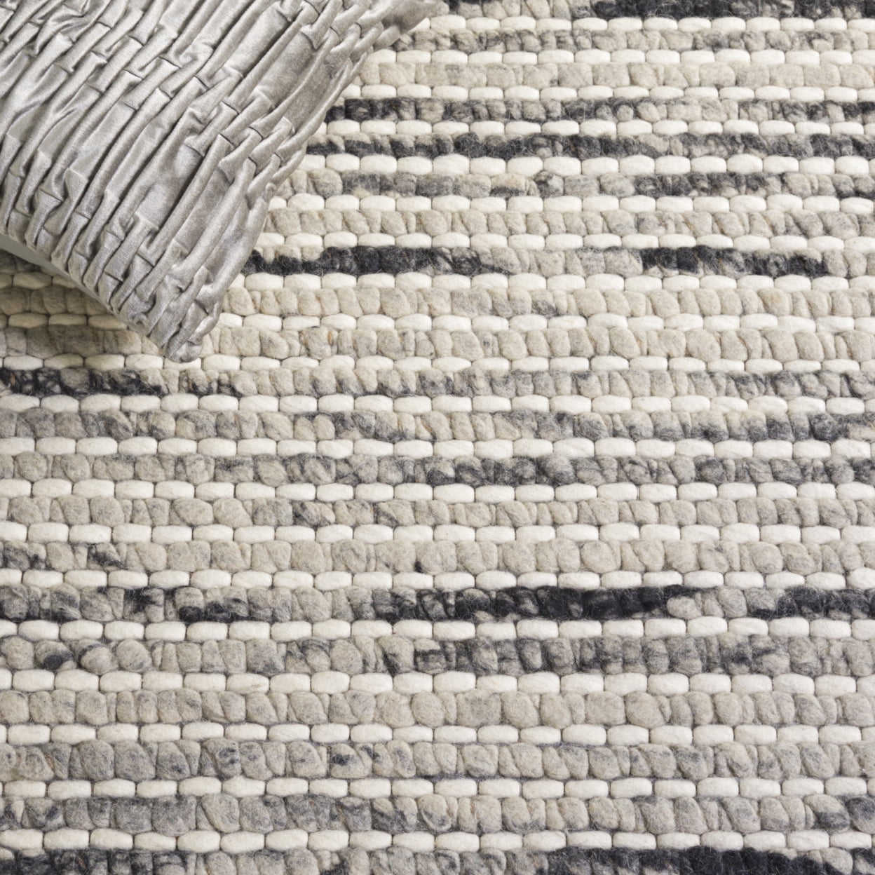 SAFAVIEH Marbella Burton Striped Wool Area Rug, Black/Ivory, 8' x 10'