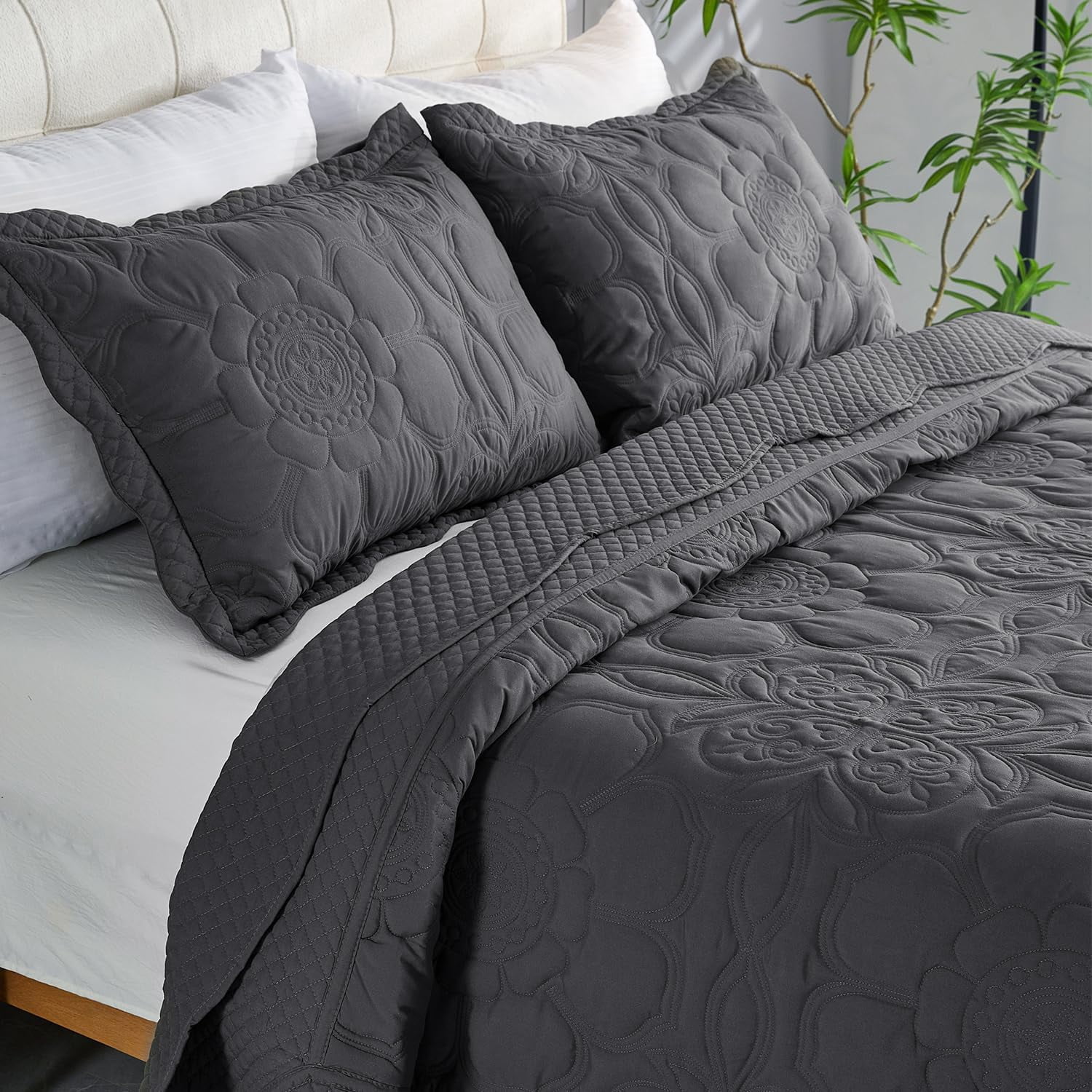Evenhug 3 Piece King Size Quilt Set Lightweight Reversible Bedspread Coverlets for All Seasons, Black