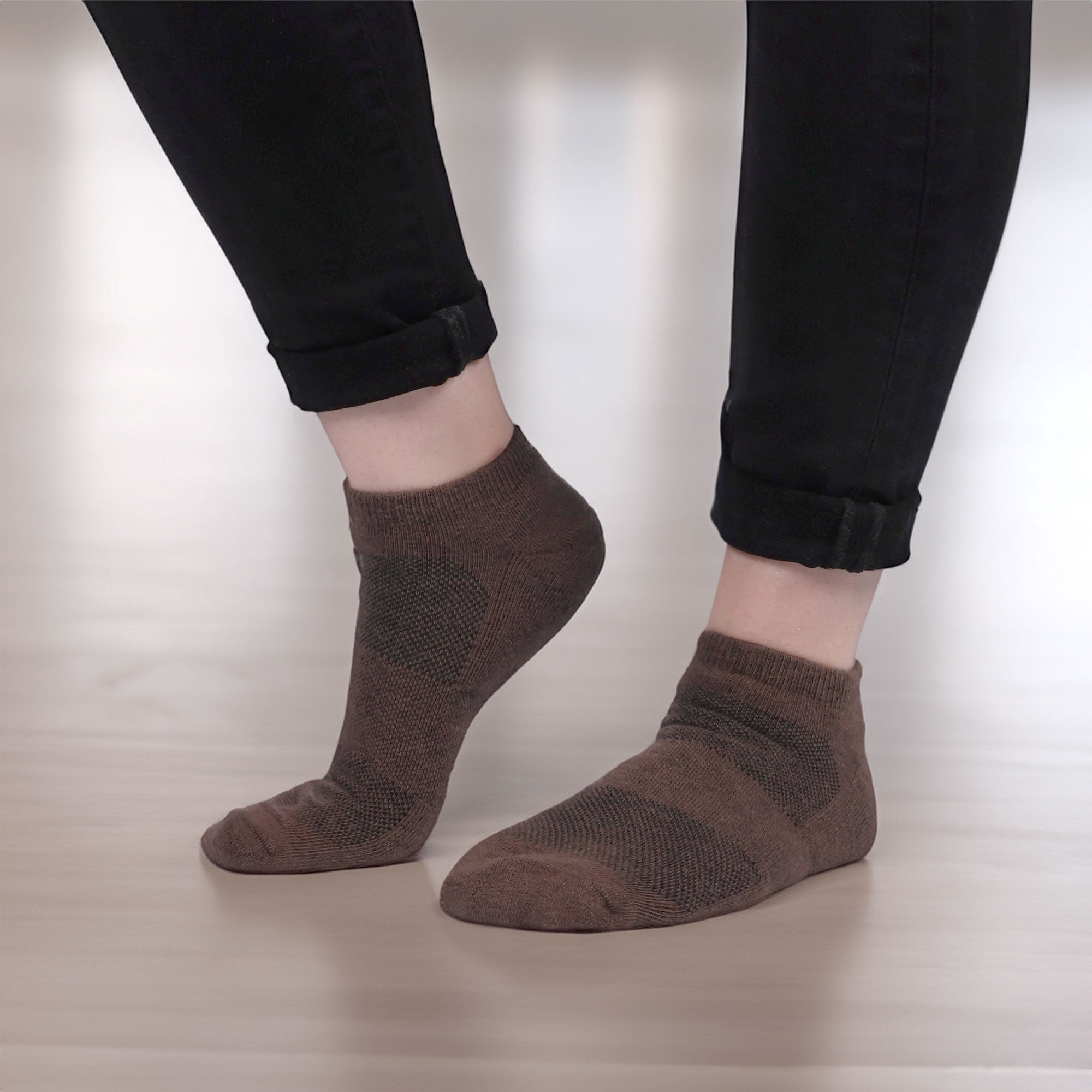BambooMN Unisex Men and Women's Rayon from Bamboo Wool Blend Athletic Ankle Socks for Home, Travel, Work and Sport - Brown - 4 Pairs - Large