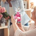 thumbnail image 4 of Figura de ángel de cristal Preserved Rose Forever Flower para mujer, 4 of 7