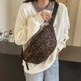 thumbnail image 4 of Bolsos de pecho con estampado de leopardo de gran tamaño para mujer, bolso de hombro tipo bandolera de lona de gran capacidad, novedad de verano 2025, riñonera, 4 of 5