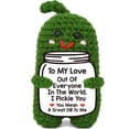 thumbnail image 1 of Muñeca romántica hecha a mano a ganchillo con forma de regalo con la palabra «Te quiero», 1 of 7