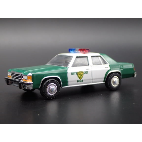 Open Box 1983 83 FORD LTD CROWN VICTORIA MIAMI, FL POLICE 1:64 SCALE DIORAMA MODEL CAR